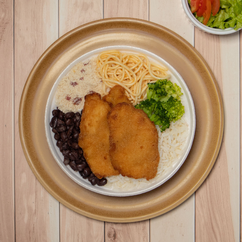 Peito de frango à milanesa, arroz, feijão preto, macarrão, farofa e acompanhamento do Dia.
