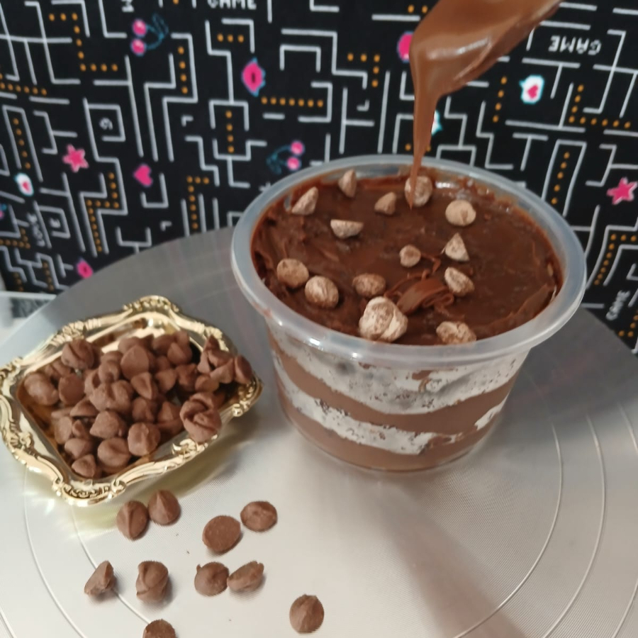 Bolo de chocolate fofinho e molhadinho, com brigadeiro cremoso e massa chocolatuda que vai te surpreender. 250 ml