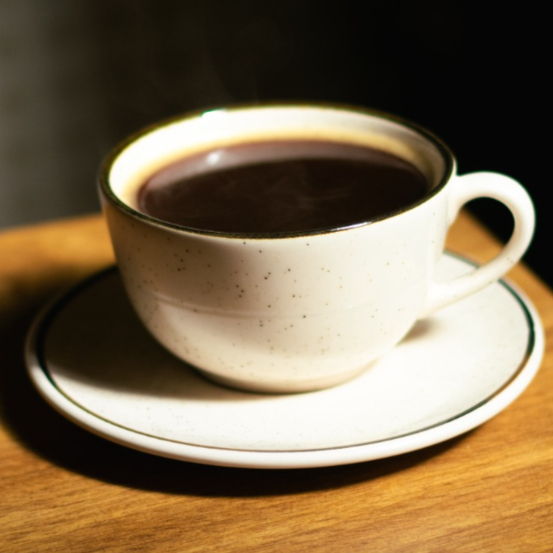 Café coado com grãos especiais recém-torrados (87 pontos), moídos na hora e preparado ao longo do dia para garantir frescor, equilíbrio e sabor marcante. Ideal para qualquer momento. 150ml