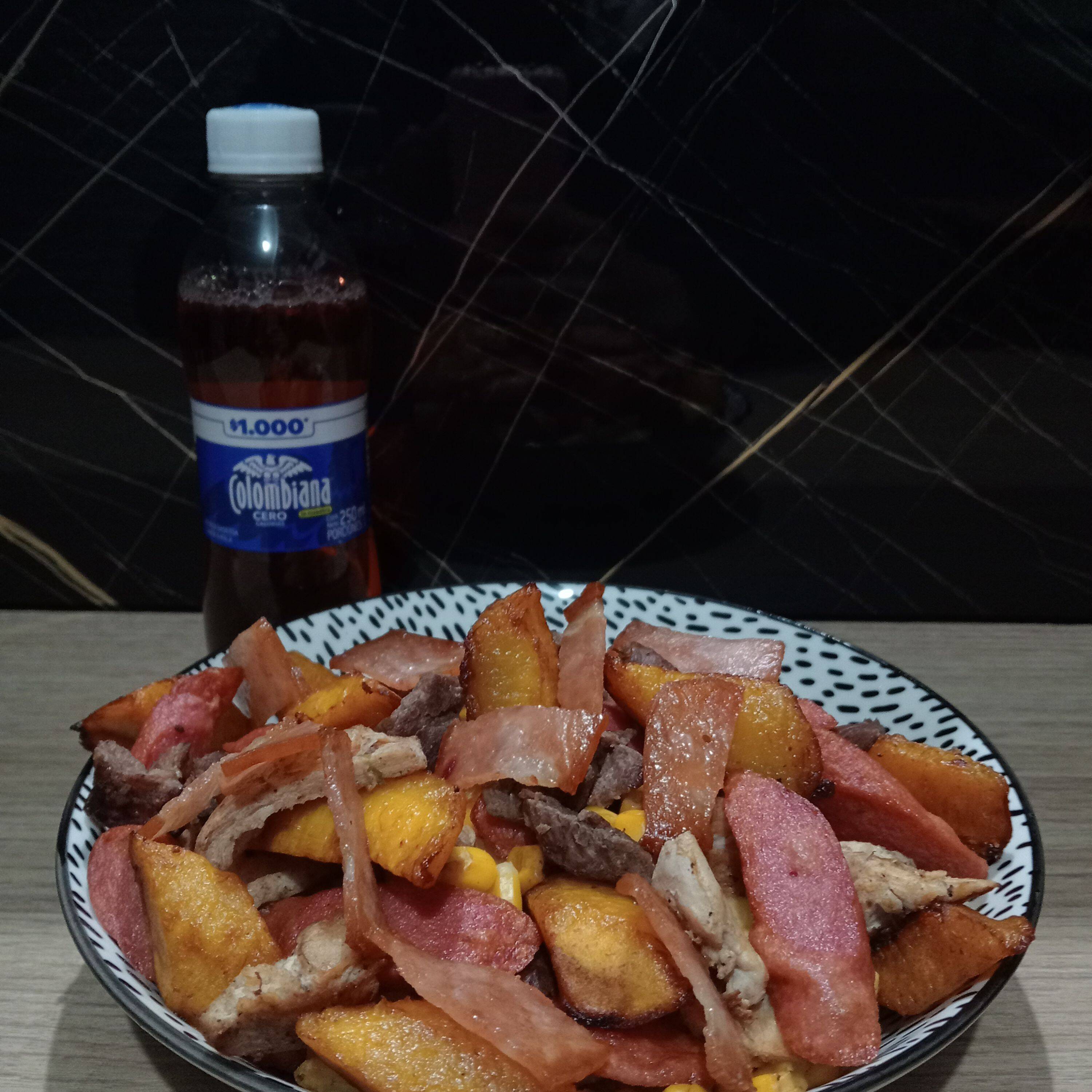 Combo Salchipapa Bigger más Gaseosa 250 ml