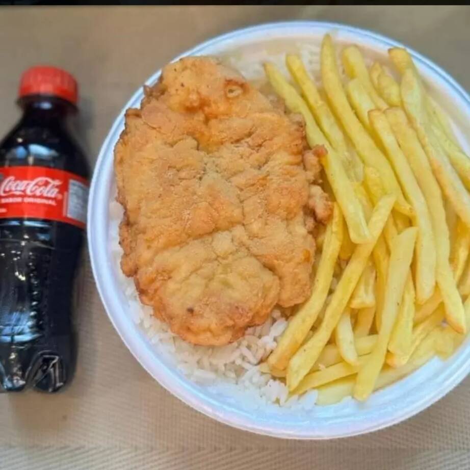 Marmita com delicioso filé de frango empanado na massa crocante acompanhado de arroz branco, feijão e batatas fritas. Acompanha refrigerante pet Coca Cola bem gelado. Marmita indicada para 01 pessoa.