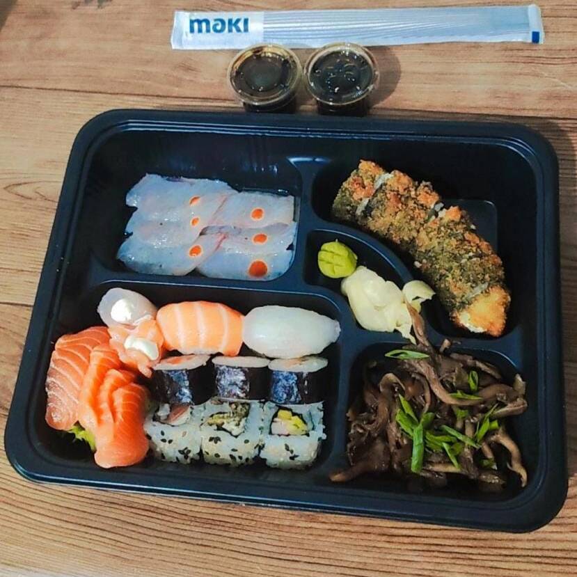 6 fatias de carpaccio de peixe branco, 6 sushi variados, 4 sashimi, 2 gukans, 100gr shimeji, 6 hot. Acompanha no pedido: 1 par de hashi, 1 molho teriaki e 1 molho shoyo.