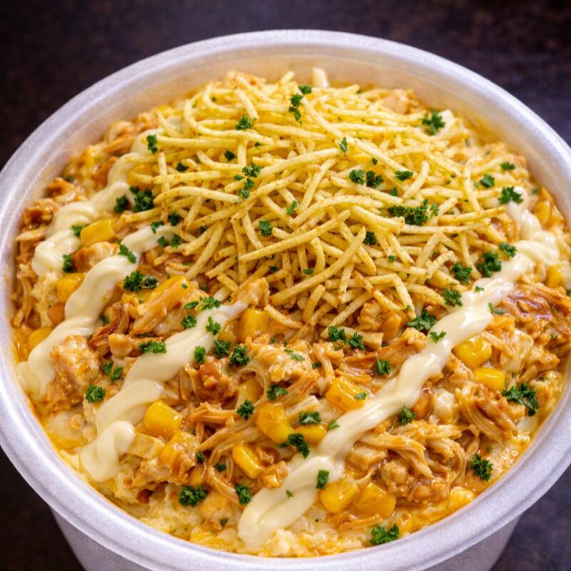 Batata cremosa recheada com frango desfiado bem temperado, requeijão cremoso, milho selecionado, molho especial da casa, queijo mussarela derretido, requeijão cremoso e finalização com batata palha crocante.