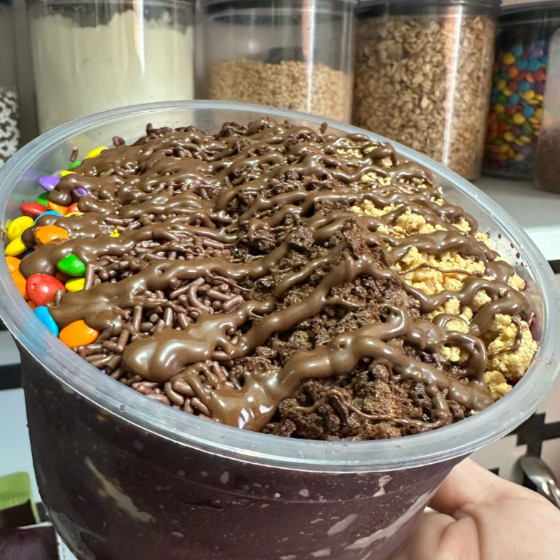 Monte seu pote de Açaí com acompanhamentos a sua escolha. * Lembrando que o pote é de 1000ml e não necessariamente irá chegar 1000 gramas de açaí, pois tem acompanhamentos que são mais leves e fazem volume no pote. * para ter os acompanhamentos separados é preciso comprá-los a parte no menu da nossa loja.