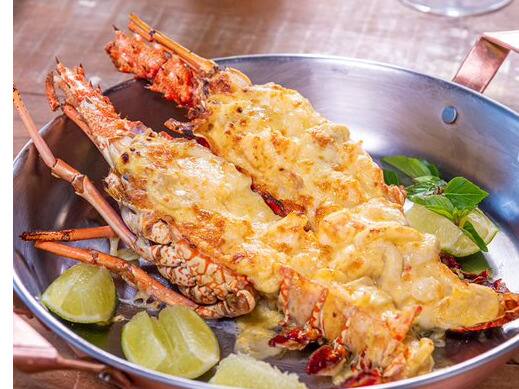 Lagosta inteira grelhada, envolvida em delicioso molho thermidor à base de mostarda e gratinada com queijo muçarela e queijo parmesão. Acompanha risoto de limão siciliano e batata chips