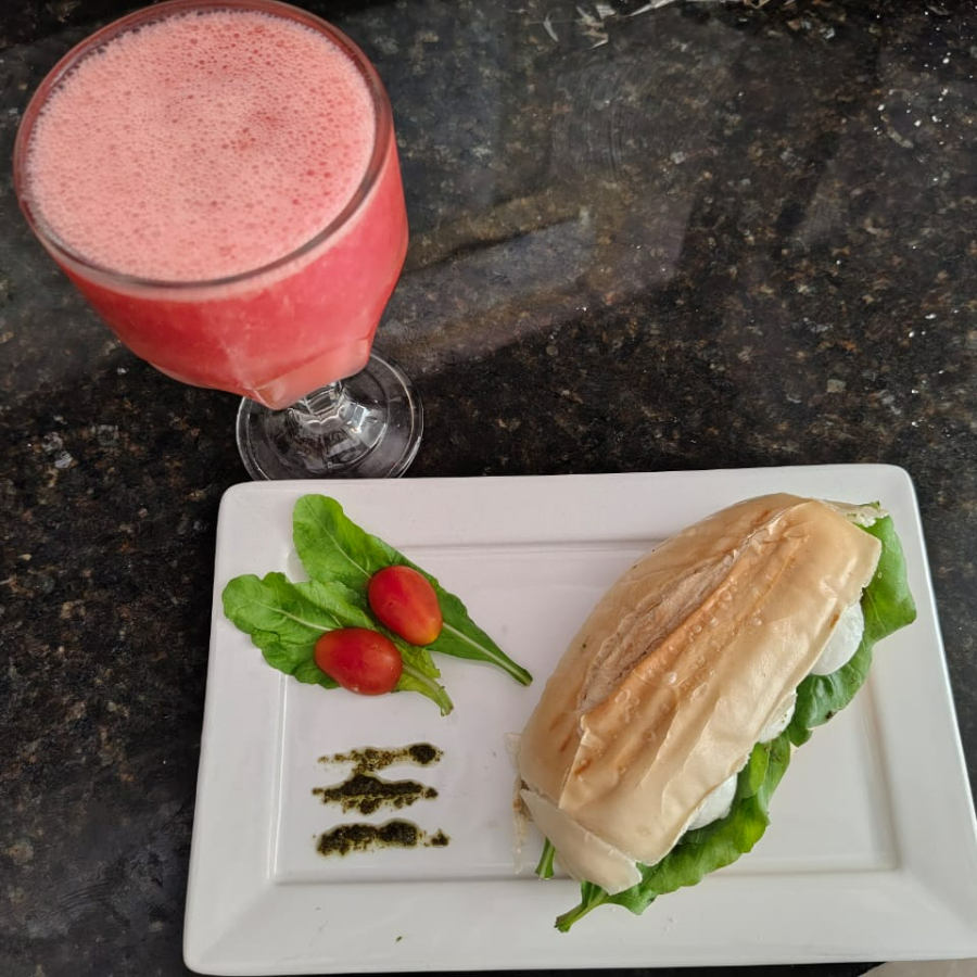 Rúcula, tomate, mussarela de búfala e molho pesto no pão francês