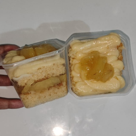 bolo no pote com massa branca, pedaços de abacaxi e recheio de ninho