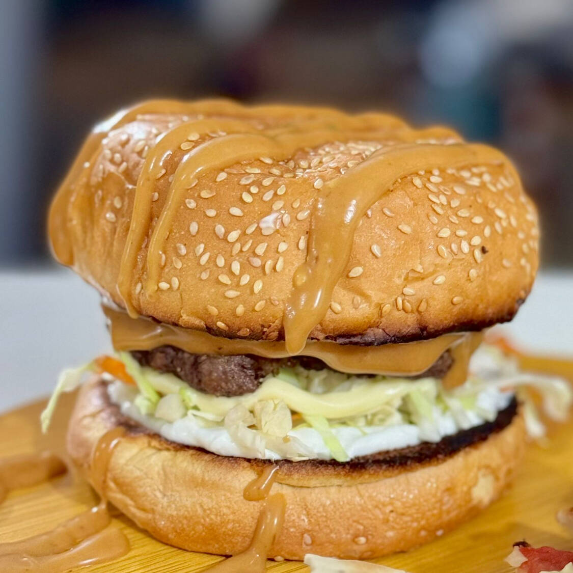 Pão baguete artesanal carne moída temperada com especiariasMolho coquetel + Creme de alho tradicional+batata frita+ extra batata separada Salada de repolho com maionese caseira libanesas