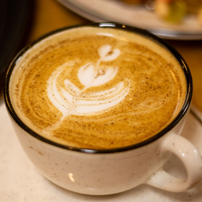 Café espresso encorpado com leite vaporizado cremoso, finalizado com cacau e um toque de canela, criando uma bebida aromática, levemente doce e reconfortante. 200ml