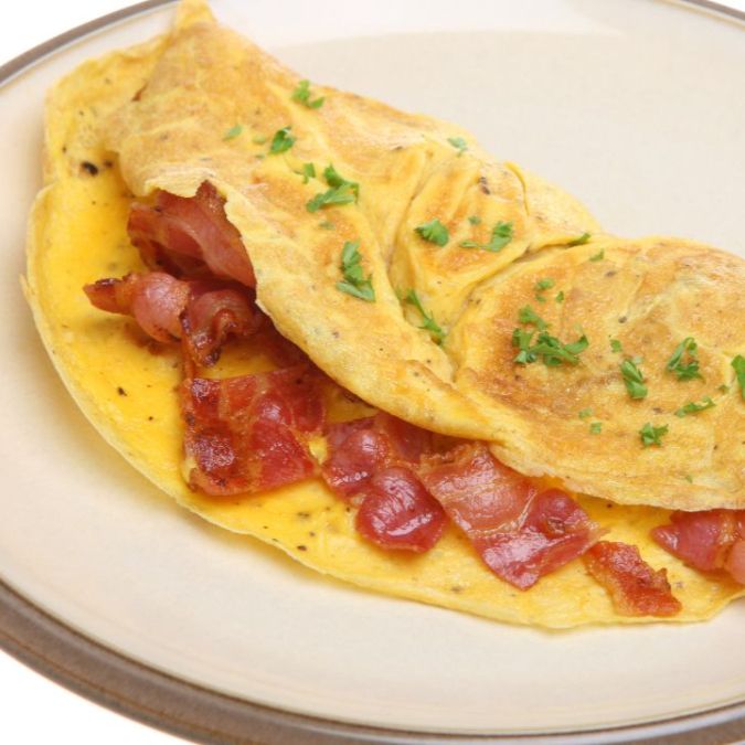 Omelete com 2 ovos, queijo e bacon