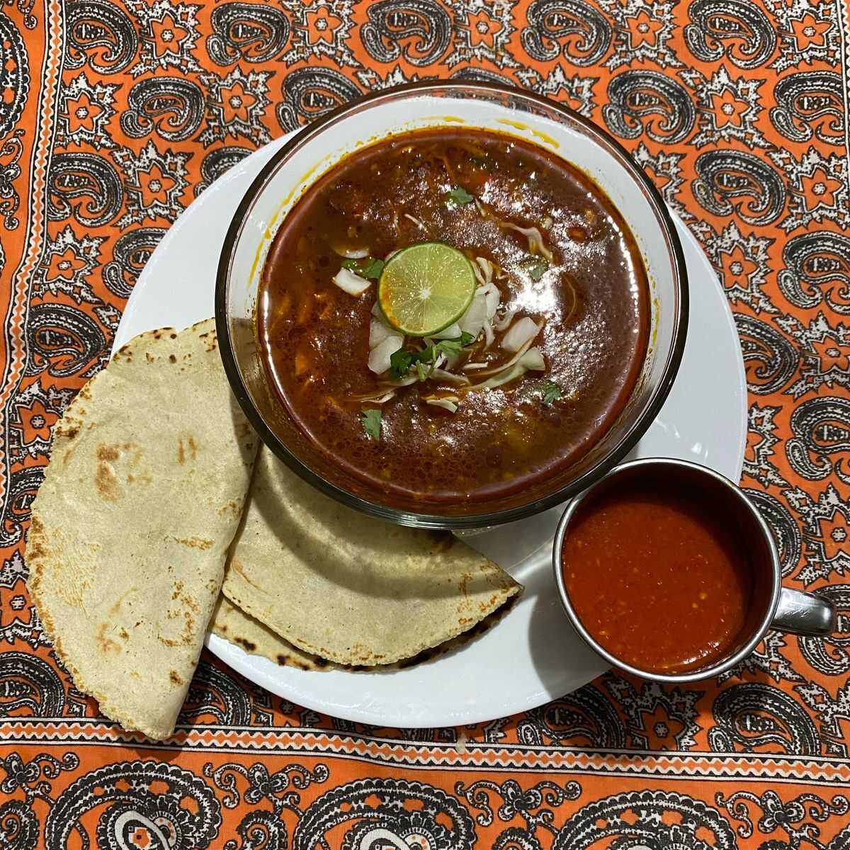 1/2 LT de Birria (Incluye 2 Tortillas de Maíz)