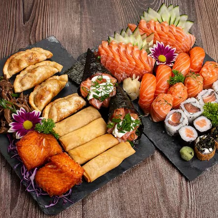 2 temaki de salmão 100g 12 sashimi de salmão 4 niguiri de salmão 4 djou de salmão 4 uramaki de salmão 4 uramaki skin couve crispy 4 shake 4 hot holl 2 mini teppan salmão com legumes refolgados 4 guioza 4 harumaki queijo 1 porção de shimeji
