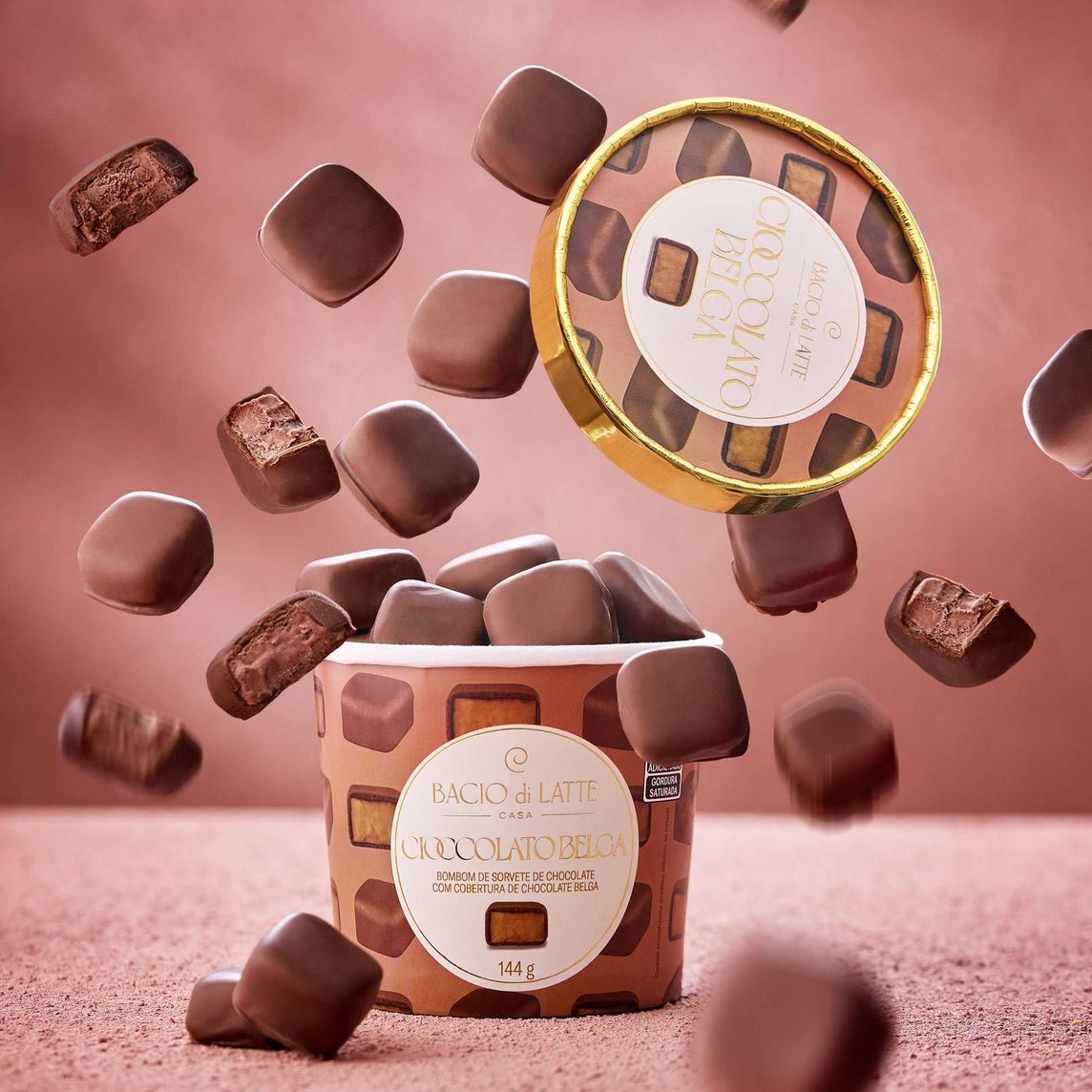 Bombom de gelato de chocolate com cobertura crocante de chocolate belga.