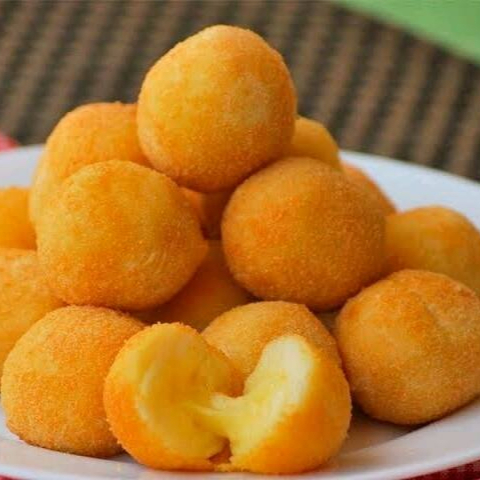 Bolinha de Queijo – Crocante por fora, derretida por dentro, nossa bolinha de queijo é a pedida ideal para compartilhar momentos especiais. Feita com queijos selecionados e tempero caseiro, é o aperitivo perfeito para deixar sua ceia de Ano Novo ainda mais deliciosa. Surpreenda seus convidados com esse clássico irresistível! Acompanha uma unidade