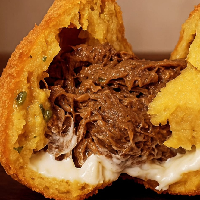 Nossa maravilhosa coxinha na versao costela com creme cheese, bastante recheada. Pessando aproximadamente 200g