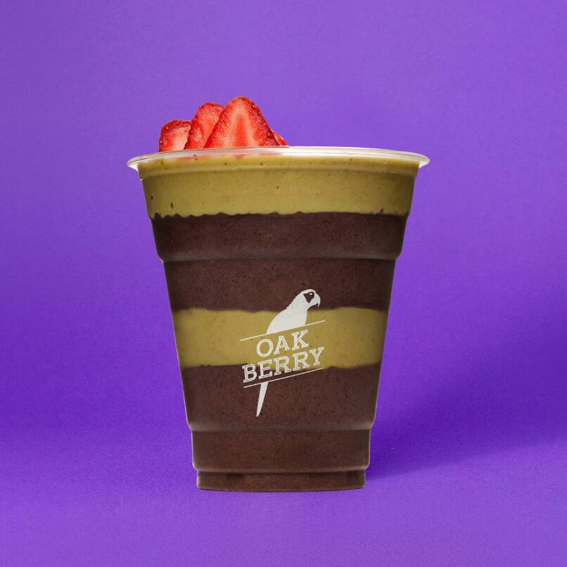 Copo de açaí 350ml. O clássico também pode ser surpreendente: pasta de pistache e morango. Estes toppings são fixos e não poderão ser alterados. Nossos copos são enviados montados - toppings não poderão ser enviados à parte. – Foto ilustrativa