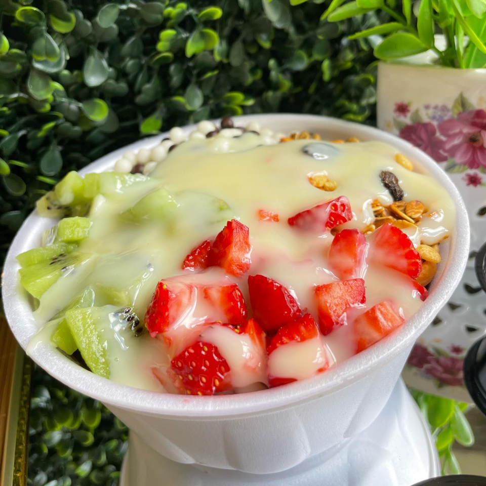 Prepare-se pra se apaixonar! O Açaí Mega Lover 720ml é cremoso, refrescante e vem na medida perfeita pra quem ama muito açaí. E o melhor: você ganha 3 acompanhamentos grátis pra montar do seu jeito — do jeitinho que o coração mandar. 💜✨ Perfeito pra dividir (ou não 😋). Uma explosão de sabor e energia em cada colherada!