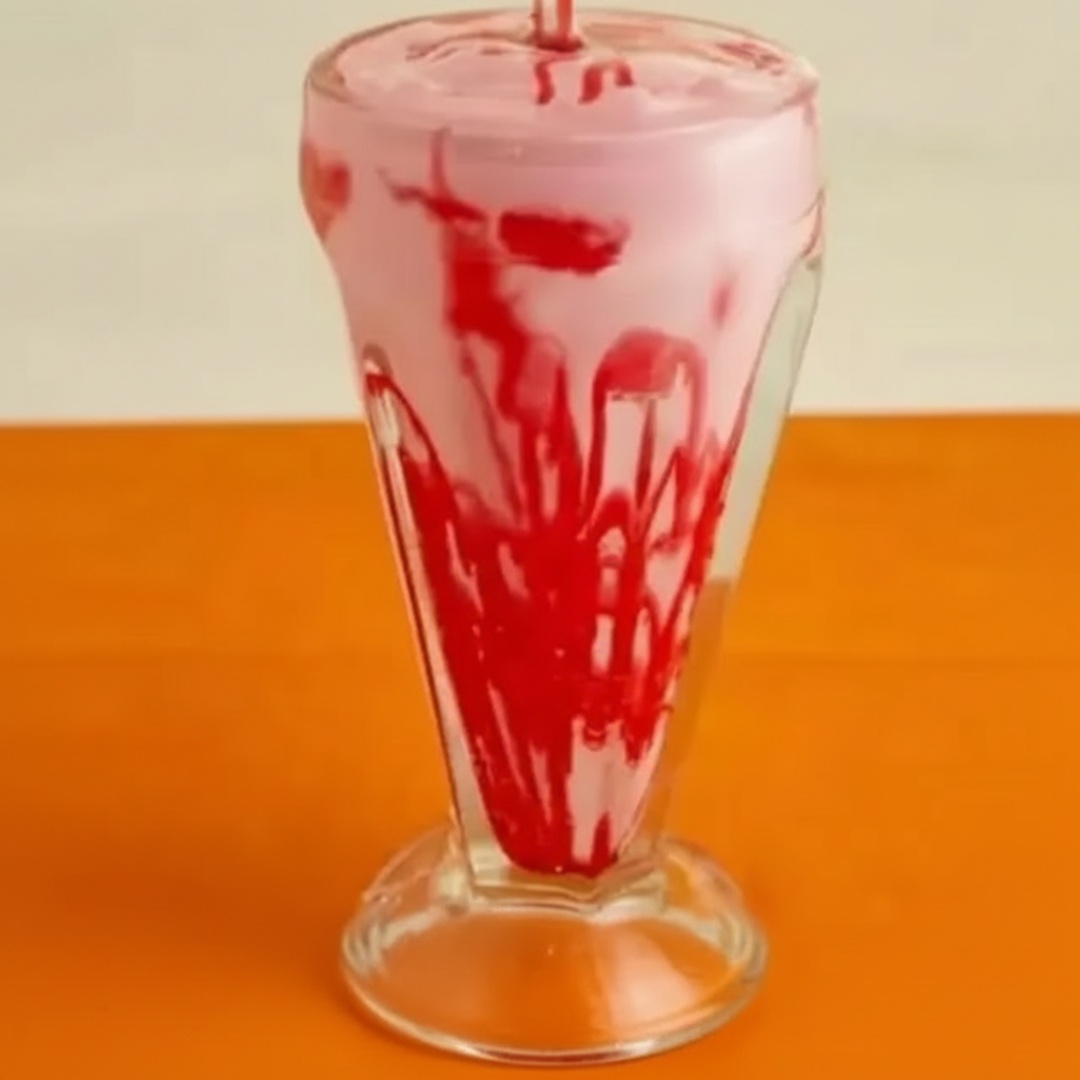 Delicie-se com nosso milk-shake de morango, uma combinação perfeita de cremosidade e sabor frutado, ideal para refrescar seu Dia.