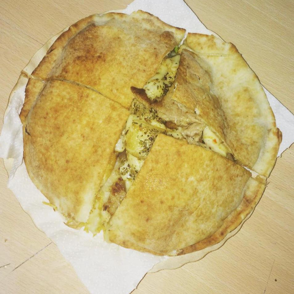 Pão sírio, filé bovino, mussarela, oregano, tomate, alface e milho.