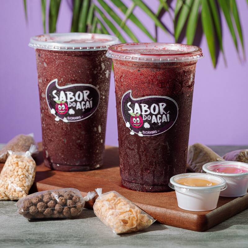 Dois copões de 700ml cheios de açaí cremoso + 3 complementos e 1 calda em cada. Ideal pra quem ama mais recheio e não resiste a uma promoção que vale a pena!