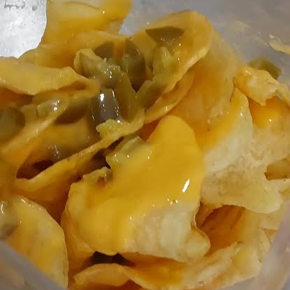 Papas con queso y cueritos