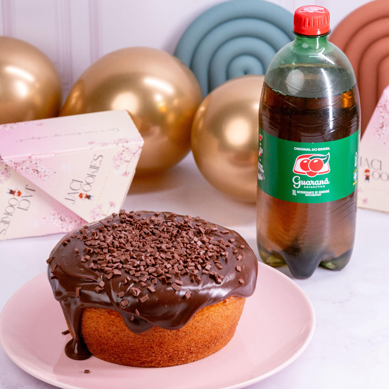 Autêntico bolo de cenoura, com cobertura de brigadeiro chocolate belga, decorado com granulado nobre, combinado com refrigerante de 1l.