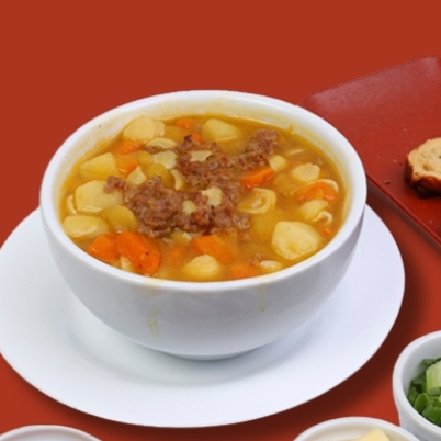 Deliciosa sopa com macarrão, carne moída, batata, cenoura, mandioquinha com caldo de abóbora.