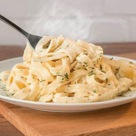 Fetuccini con Ensalada Fresca
