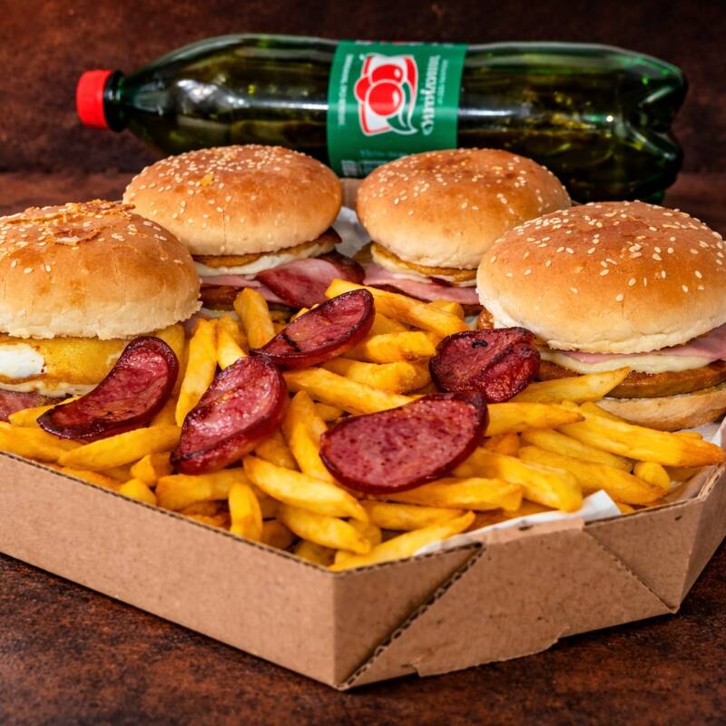4 X-Tudo com Pão de gergelim, Carne, Bacon, Ovo, Queijo Mussarela, Presunto, Cheddar Cremoso e Batata Palha + Batata Frita M com calabresa (500g in natura) + sachês de molho (Ketchup, Molho verde e Cheddar) + Refrigerante 1,5L
