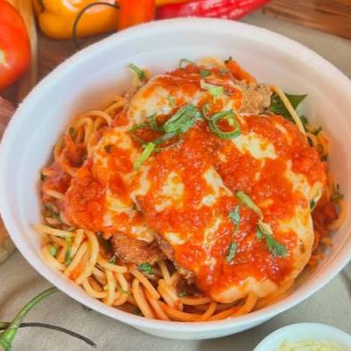 DELICIOSO MACARRÃO A BOLONHESA COM PARMEGIANA DE FRANGO
