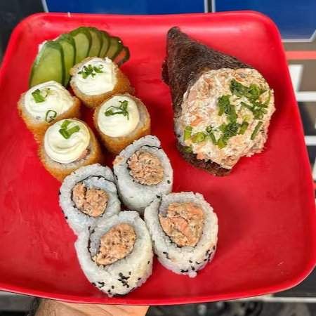 Um Temaki grelhado, enrolado com sabor único. Acompanha ainda 4 unidades de Uramaki grelhado, sushi invertido e o toque final fica por conta de 4 unidades de Hot Roll, crocantes e perfeitos.