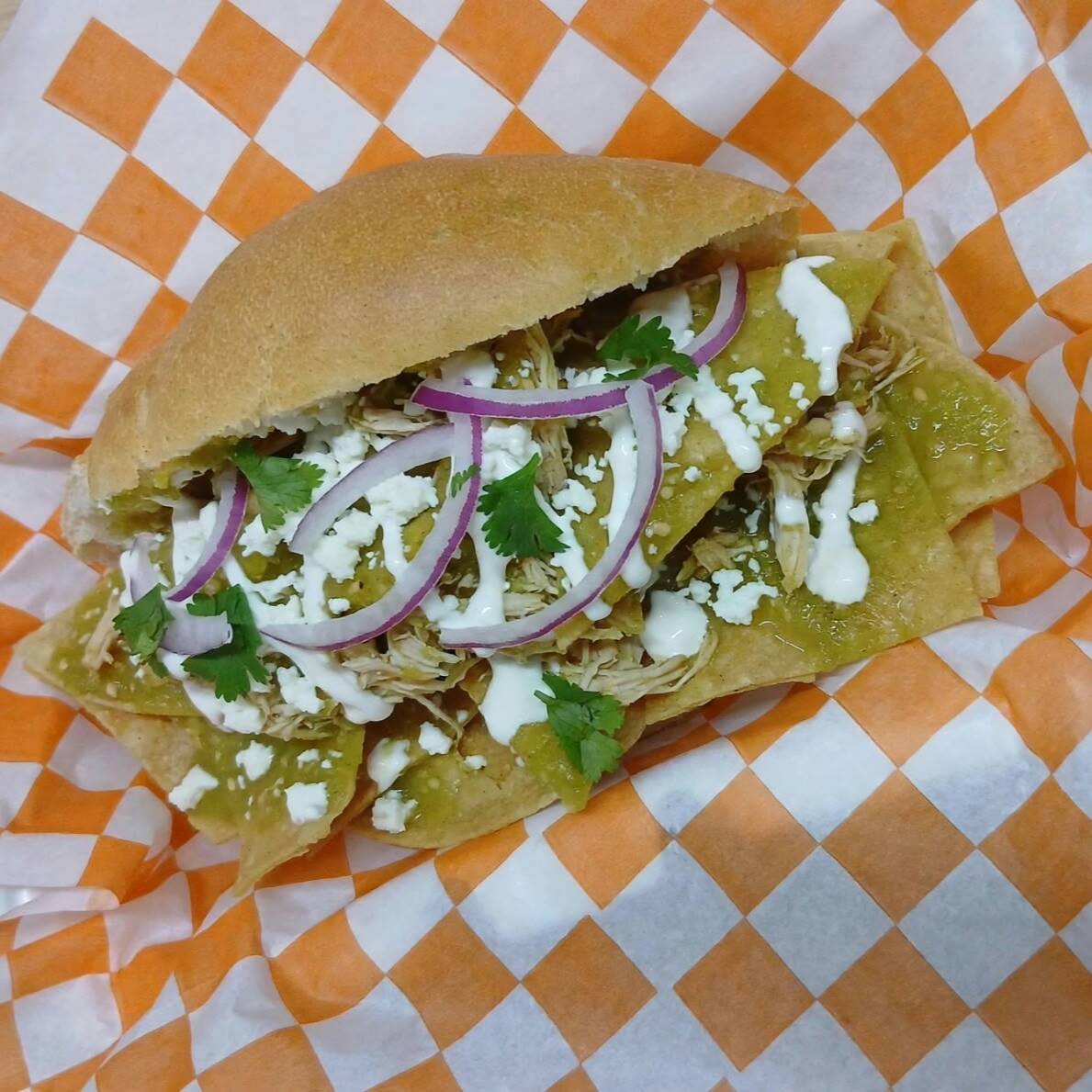 Torta de Chilaquiles Verdes con Pollo