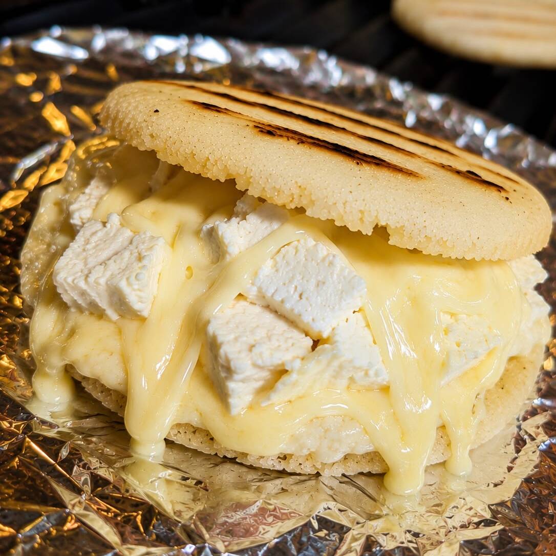 Arepa con Los Dos Quesos Cuajada y Mozzarella