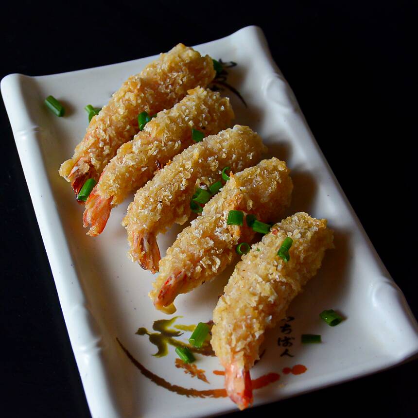 Camarões crocantes por fora e macios por dentro! Empanados com perfeição e fritos até dourar, servem como entrada ou acompanhamento ideal para quem ama sabor e textura em cada mordida.