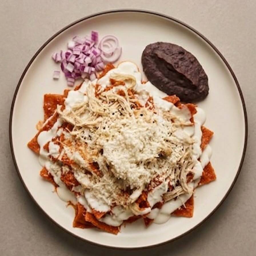 Chilaquiles Rojos con Pollo Desmenuzado