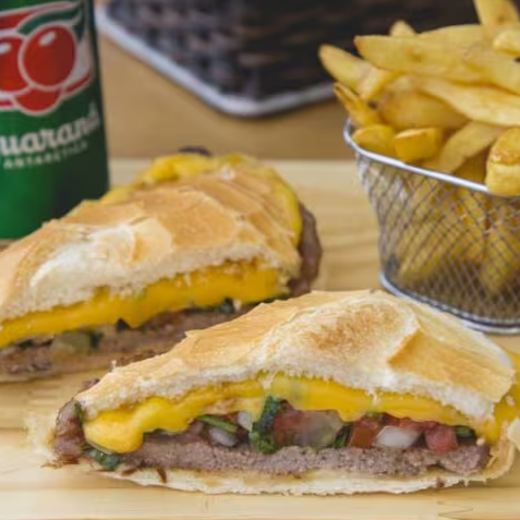 Combo completo e saboroso: X-Churrasco suculento, com queijo derretido e vinagrete fresco, acompanhado de batata frita crocante e refrigerante geladinho de 350ml.