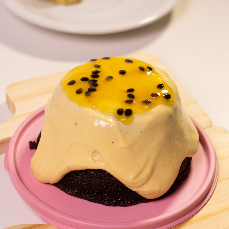 Mini bolo caseirinho de chocolate super fofinho com recheio cremoso de maracujá