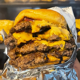 Pão brioche,4 burguer smash de 80g,4 fatias de cheddar,4x bacon,molho grill,cebola roxa..