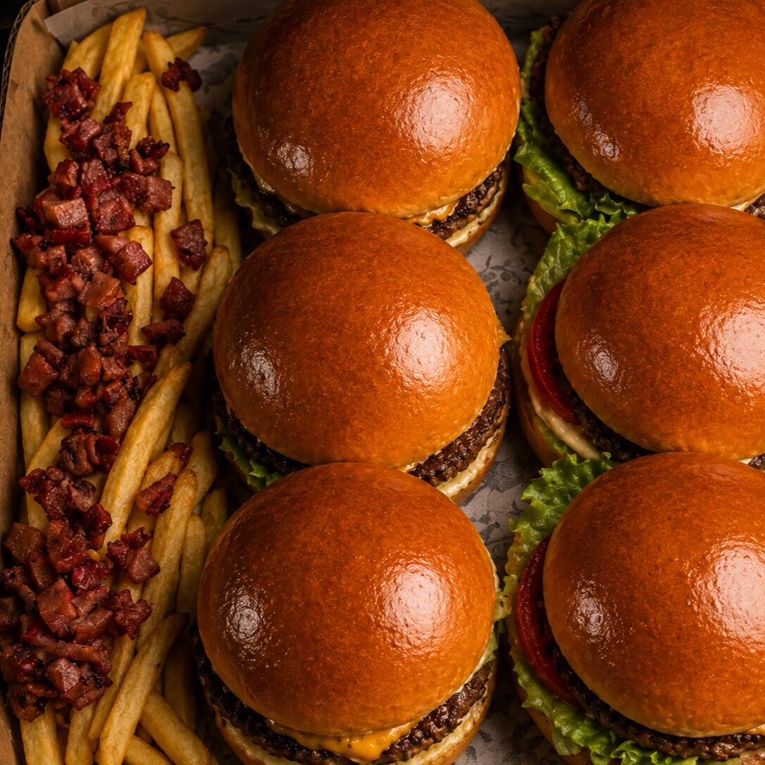 6 lanches à sua escolha, acompanhados de fritas com cheddar cremoso e bacon crocante. Um pedido farto e variado para reunir a família com muito sabor.