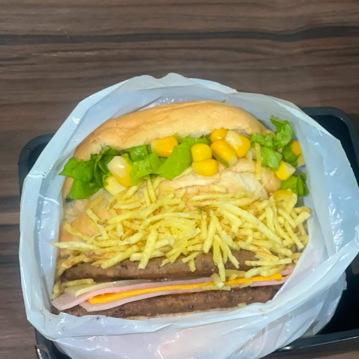 2 X-Tudão Pão,2 carnes, 2 presunto, 2 queijo, bacon, milho, alface, tomate, alface e batata palha
