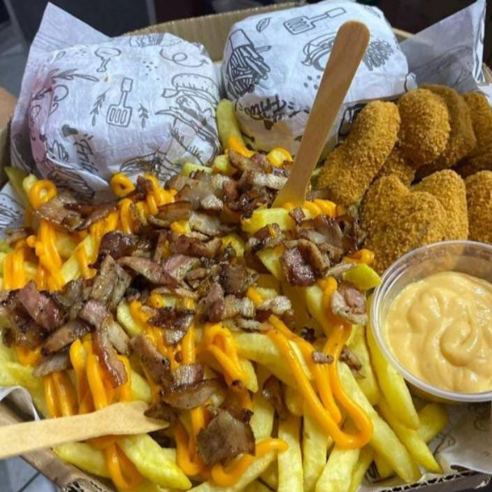 4 x-tudo, batata frita com bacon e cheddar e nugget