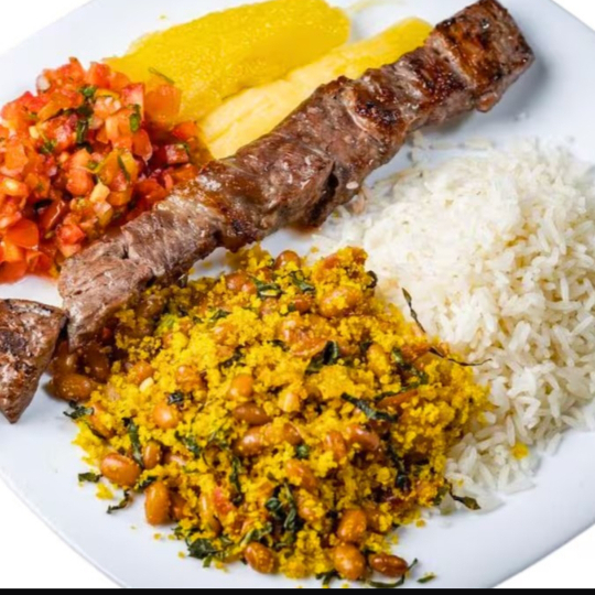 Arroz , feijao tropeiro , vinagrete e mandioca + espeto