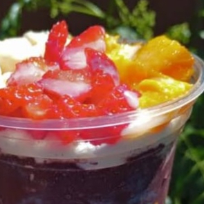 Este copo vem açaí puro com morango e manga