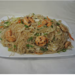 macarrão, cebola, cenoura, repolho, cebolinha e camarao