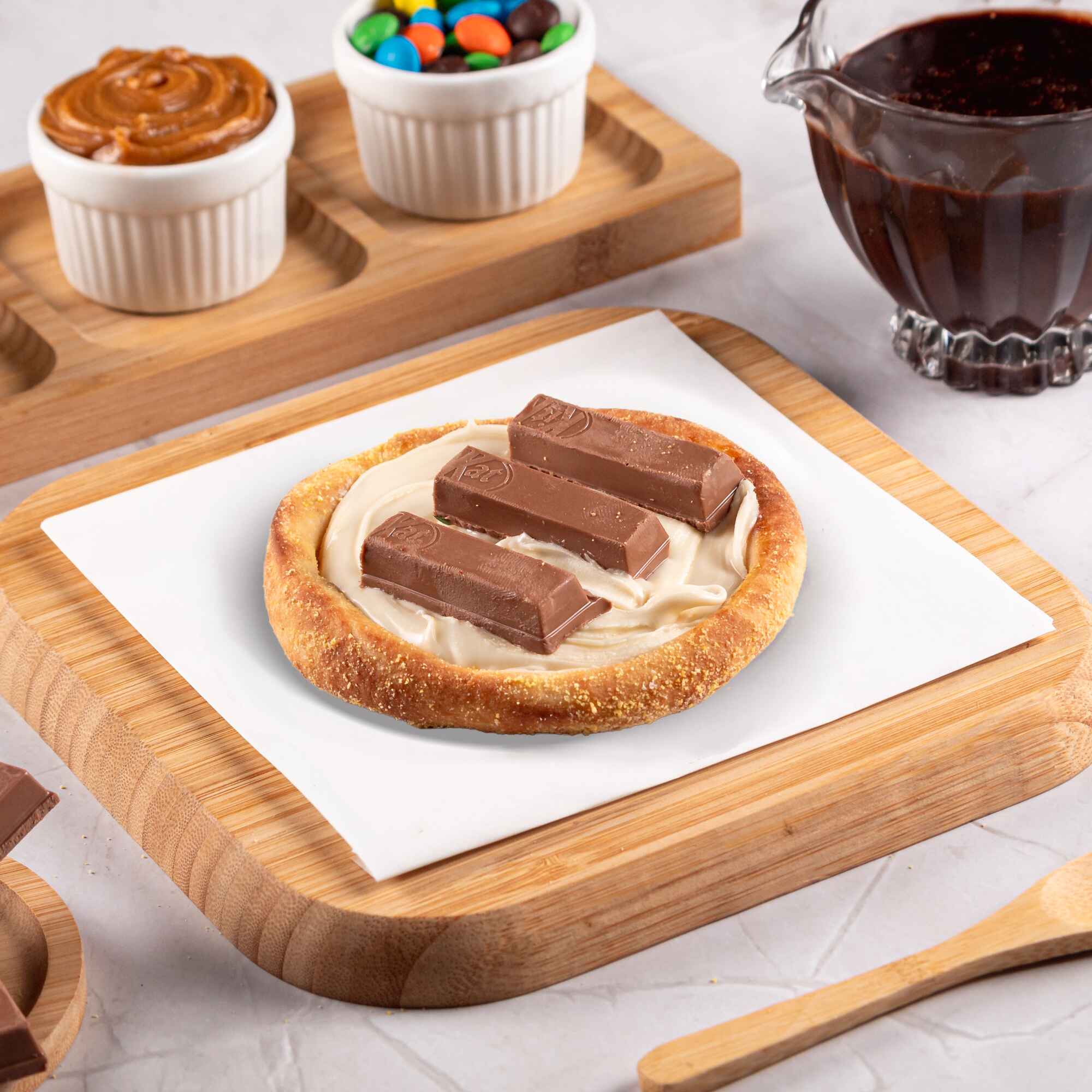 Recheada com chocolate branco e Kit-Kat preto, uma combinação crocante e cremosa que vai surpreender seu paladar.