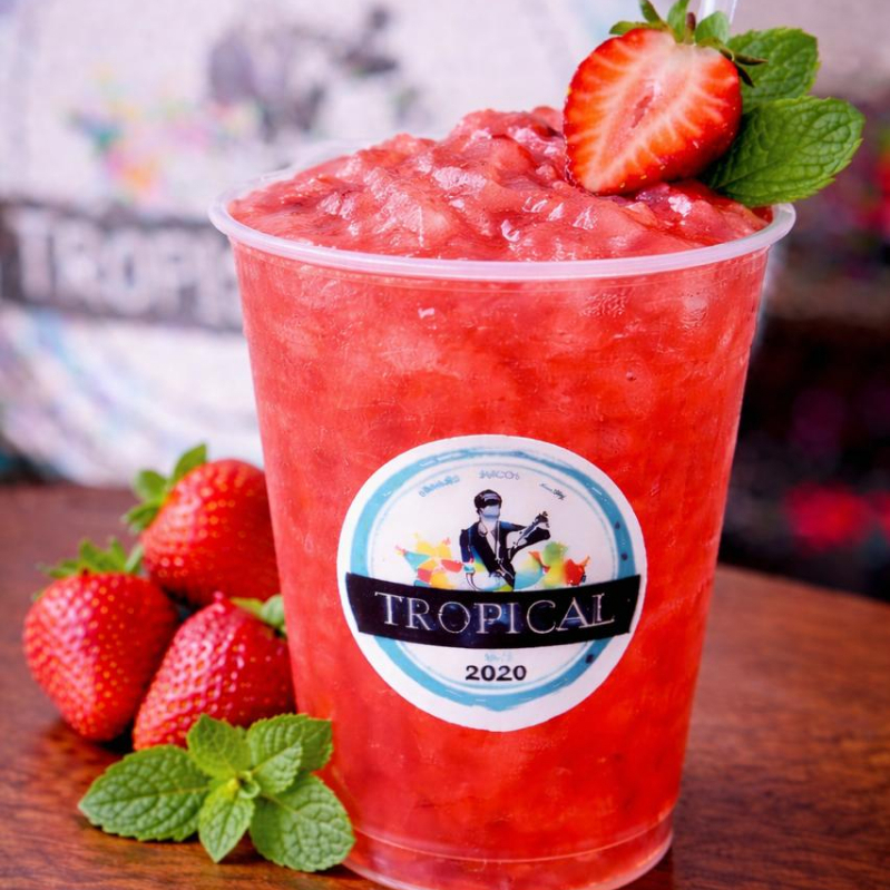 Morango, água mineral e açúcar