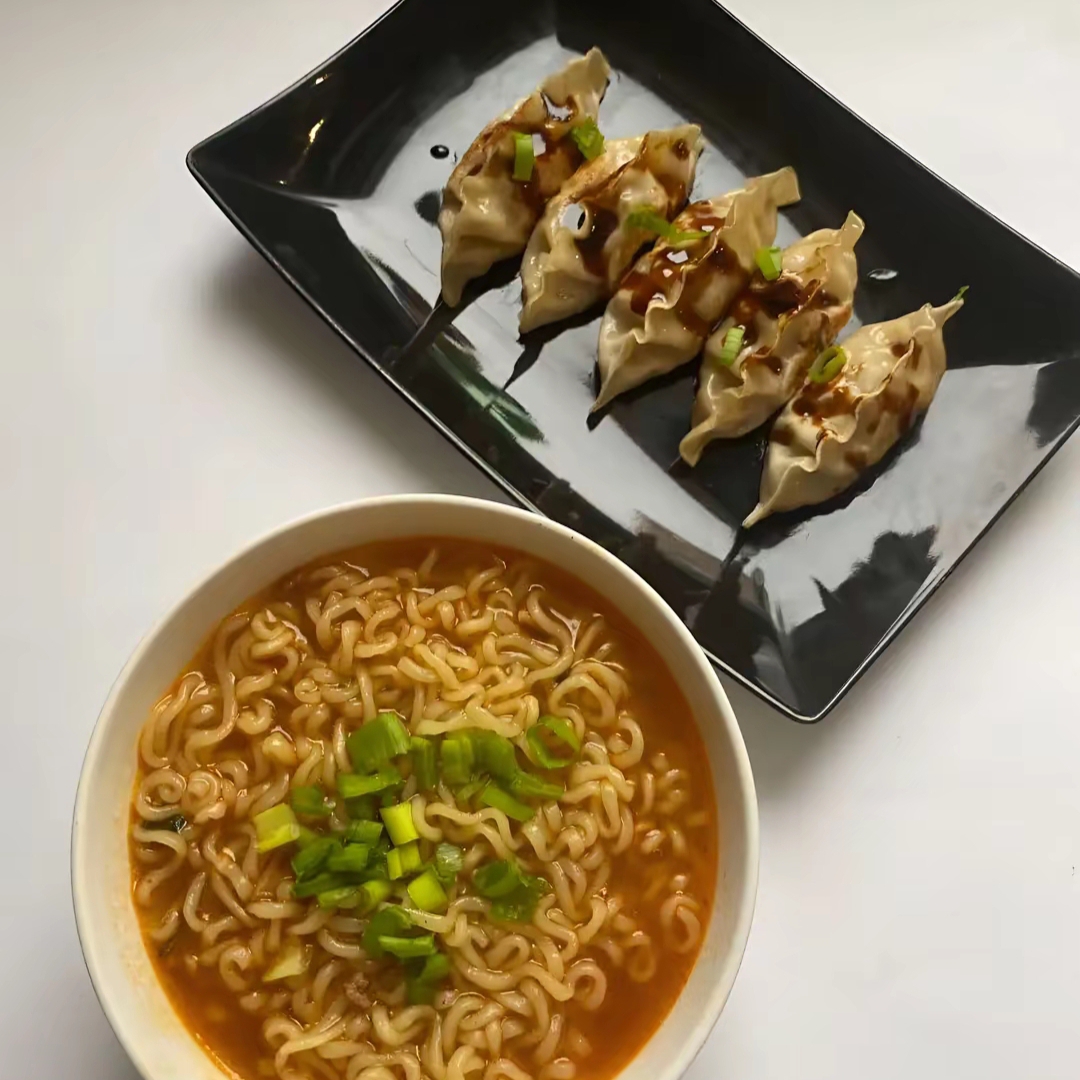 12 pz dumplings de carne de res más ramen