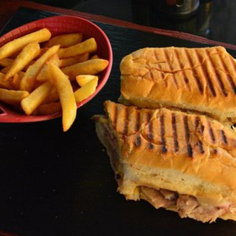 Sandwich Jamón y Queso+ Papas Francesas