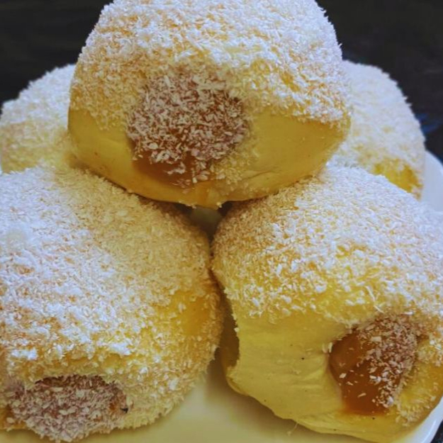 Massa assada e recheado com doce de leite