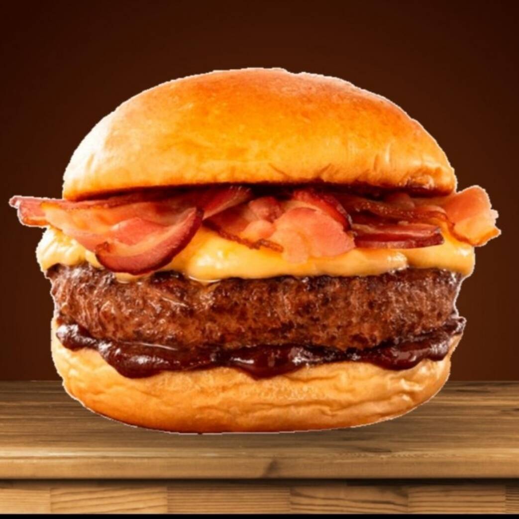 Pão de brioche, carne bovina artesanal de 150g bem temperada coberta de cheddar Melt, bacon crocante e molho barbecue. Acompanha pote extra de maionese temperada.